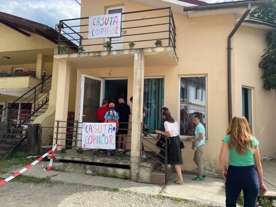 ”Căsuța Poveștilor”, deschisă la Broșteni, pentru copiii afectați de inundații dar și pentru consilierea părinților