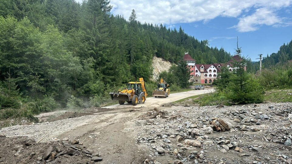 CJ Suceava a început lucrările de refacere a drumurilor afectate de inundații