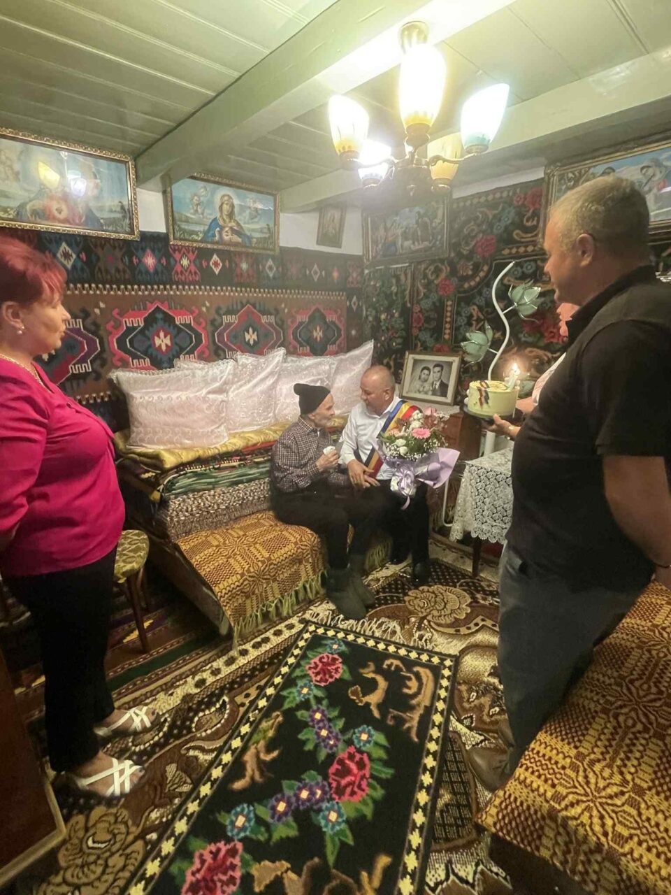 Primăria Adâncata a sărbătorit un bărbat din comună, Gheorghe Romaș, care a împlinit 100 de ani