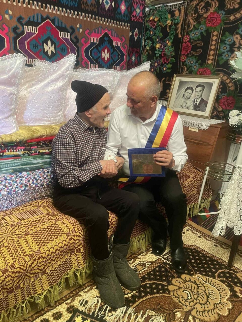 Primăria Adâncata a sărbătorit un bărbat din comună, Gheorghe Romaș, care a împlinit 100 de ani