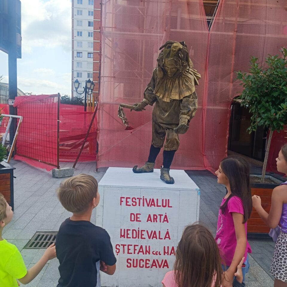 Statui vii și levitante au apărut în Suceava, anunțând Festivalul de Artă Medievală, ediția 2025