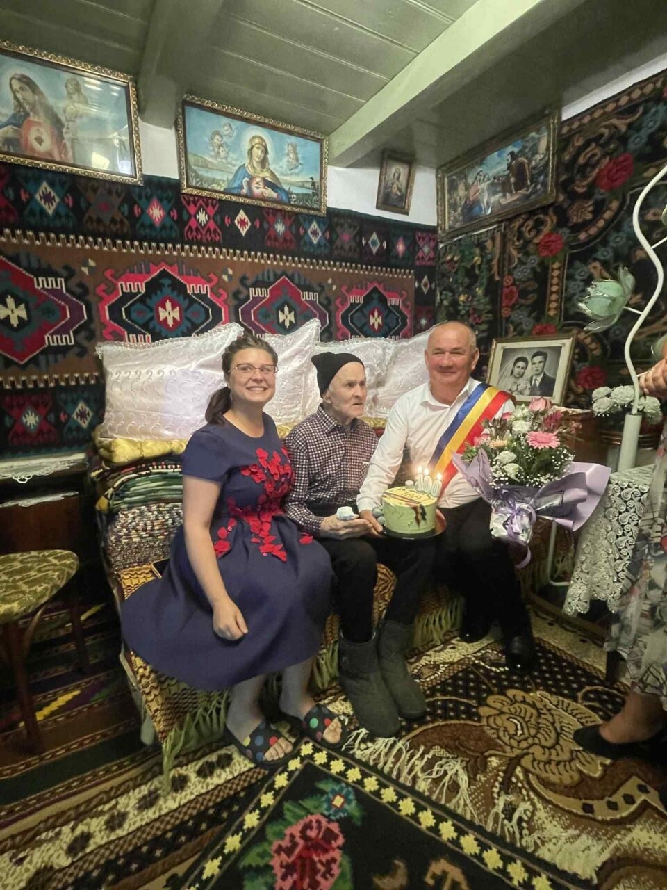 Primăria Adâncata a sărbătorit un bărbat din comună, Gheorghe Romaș, care a împlinit 100 de ani