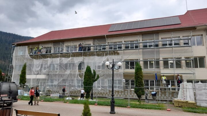 Elevii din Broșteni vor învăța într-un singur schimb, după terminarea lucrărilor la corpul A al liceului din oraș Elevii din Broșteni vor învăța într-un singur schimb, după terminarea lucrărilor la corpul A al liceului din oraș