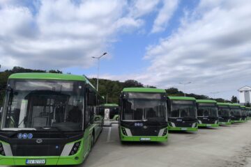 Autobuzele care așteaptă să intre pe trasee