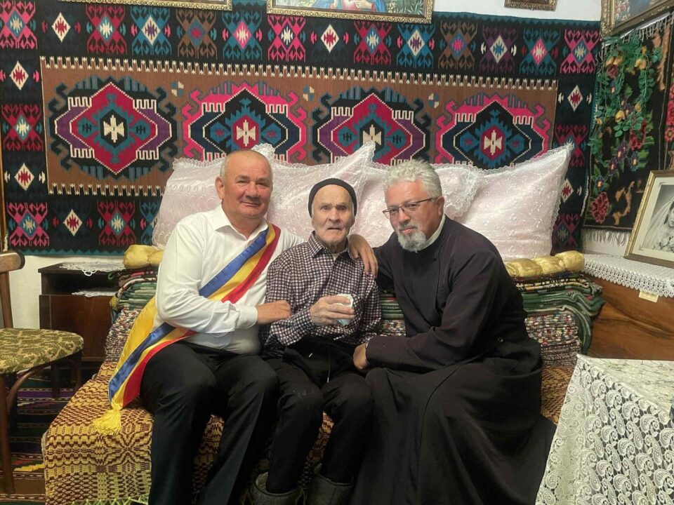 Comunitatea din Adâncata l-a sărbătorit pe Gheorghe Romaș la împlinirea vârstei de 100 de ani