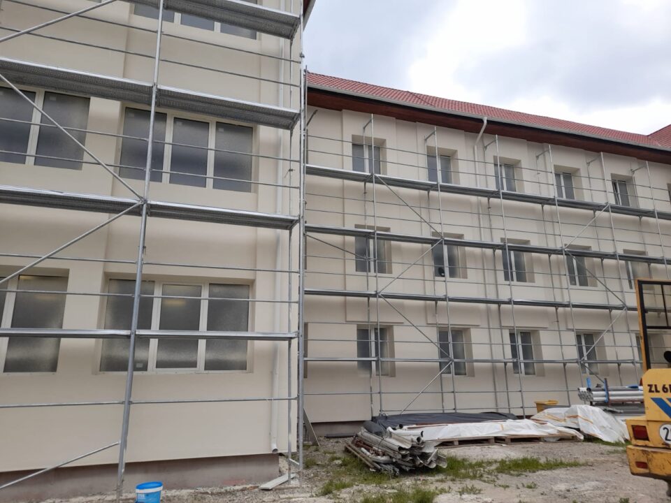 Elevii din Broșteni vor învăța într-un singur schimb, după terminarea lucrărilor la corpul A al liceului din oraș