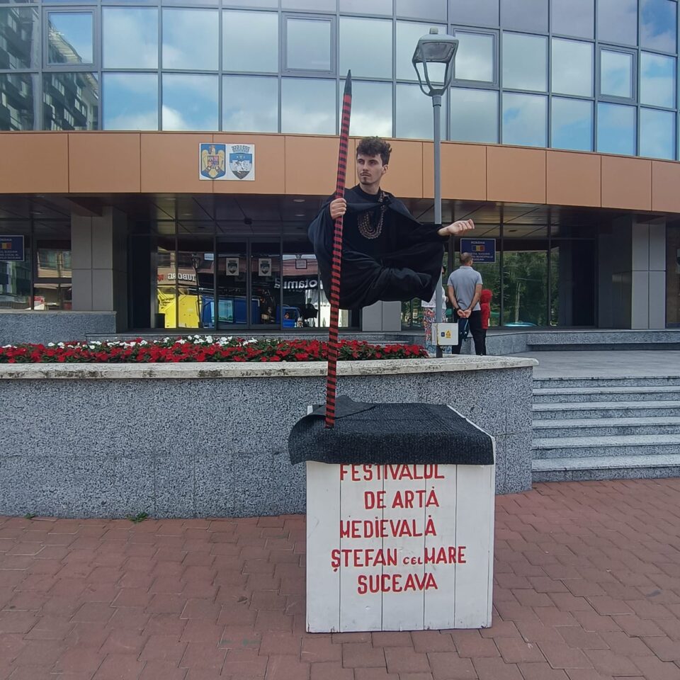 Statui vii și levitante au apărut în Suceava, anunțând Festivalul de Artă Medievală, ediția 2025