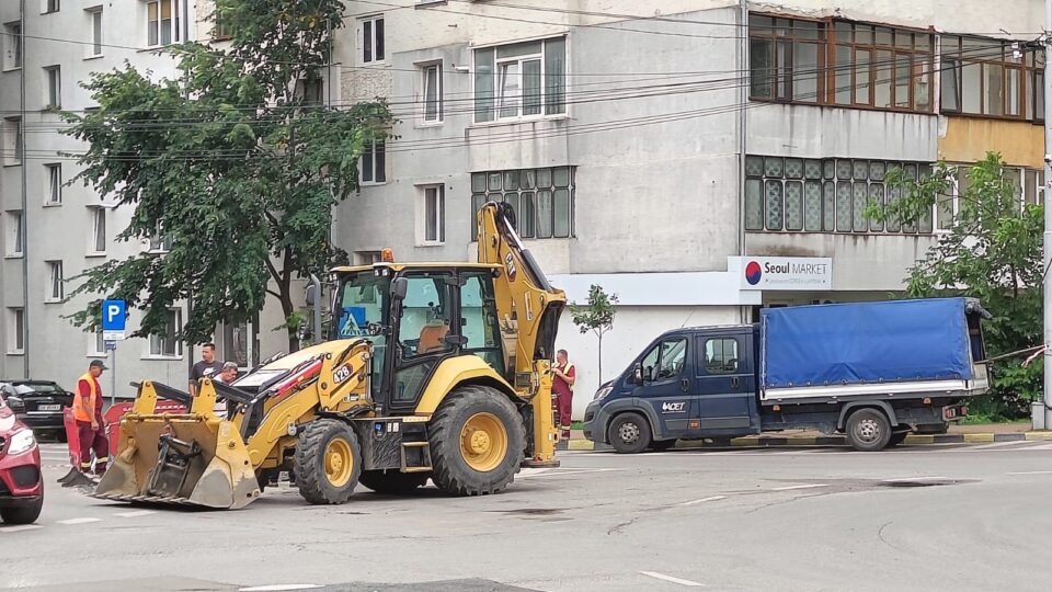 Groapa din centrul Sucevei, în care s-a scufundat o mașină anul trecut, a reapărut