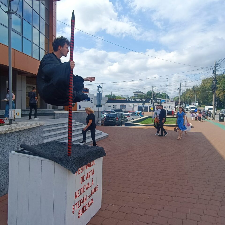 Statui vii și levitante au apărut în Suceava, anunțând Festivalul de Artă Medievală, ediția 2025