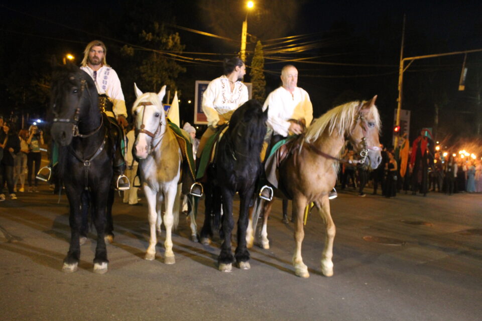 La cea mai mare paradă a unui festival medieval vor participa și 50 de cai