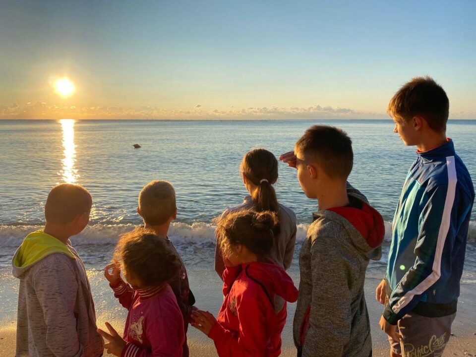 Arhiepiscopia Sucevei și Rădăuților trimite la mare 21 de copii din satele grav afectate de inundații