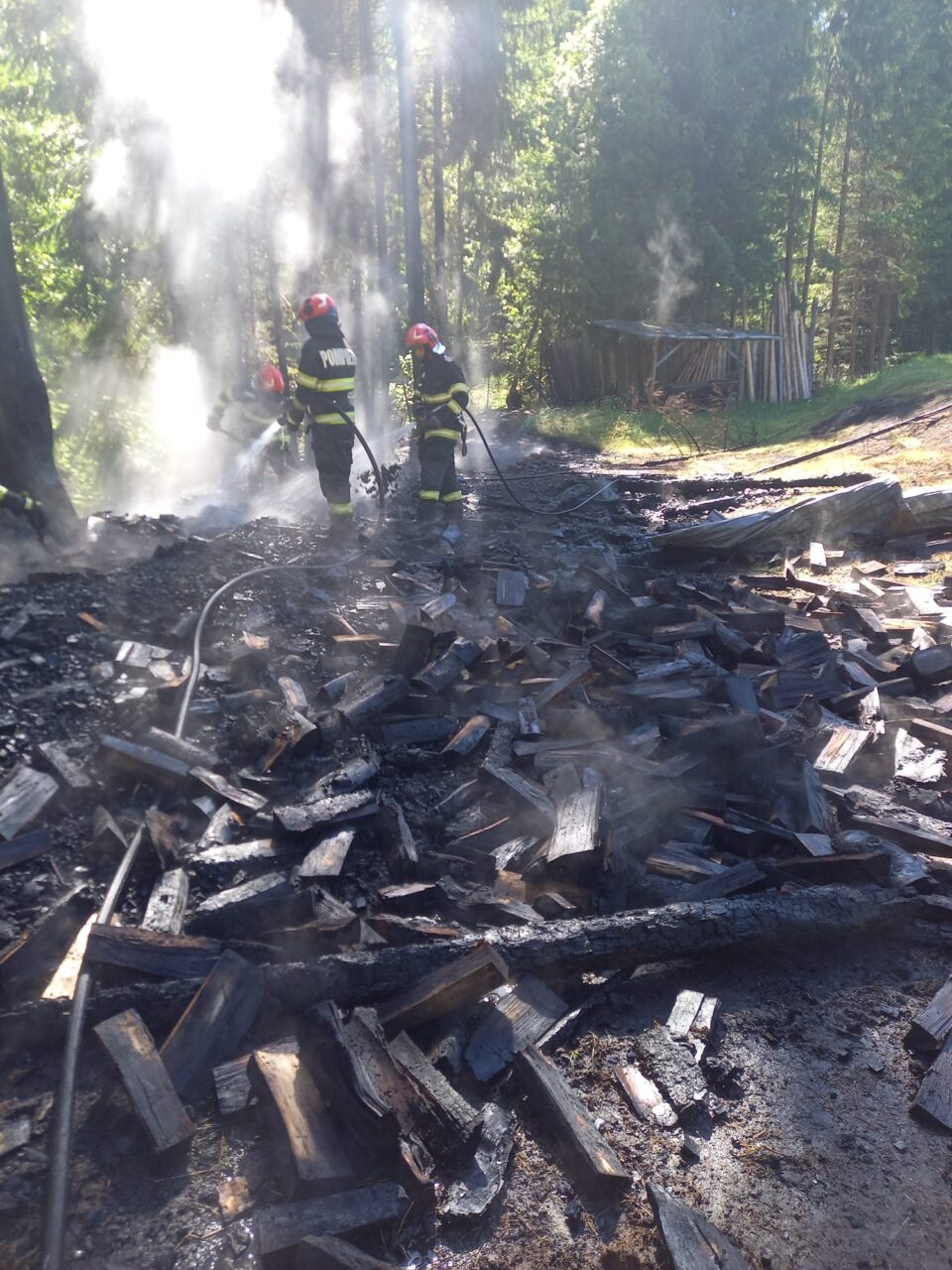 Reținut în arest pentru incendierea depozitului de lemne al unui consătean