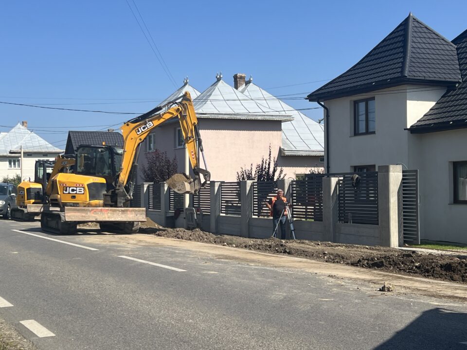 În Vicovu de Sus se lucrează la noile rețele de apă și canalizare