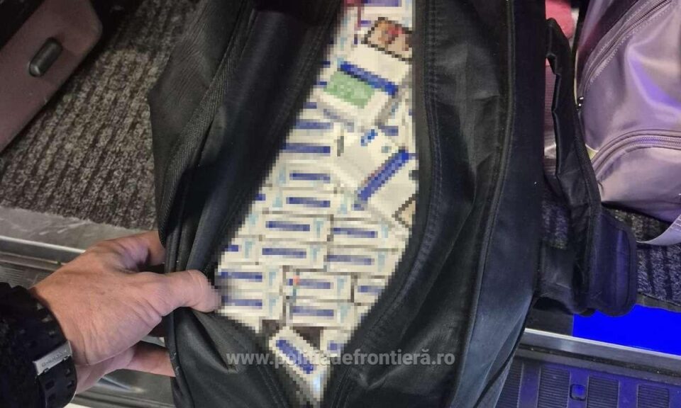 Țigări ascunse în cutii de suc, găsite în bagajele unei femei