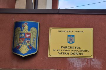 Arestat după ce și-a lovit cu pumnii și picioarele concubina și pe cei doi copii din familie