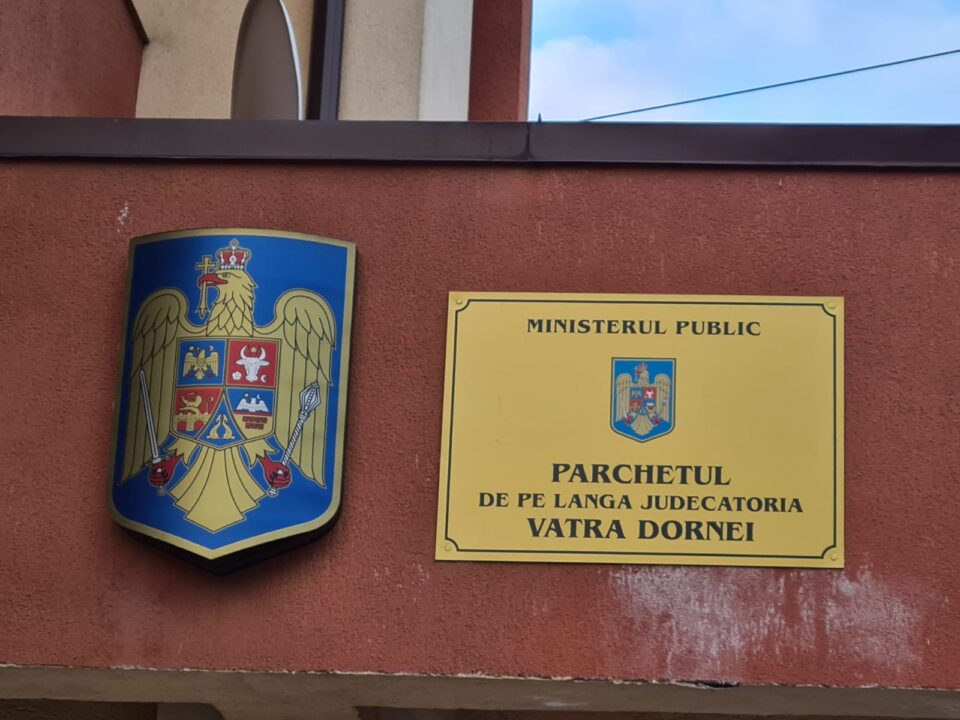 Arestat după ce și-a lovit cu pumnii și picioarele concubina și pe cei doi copii din familie
