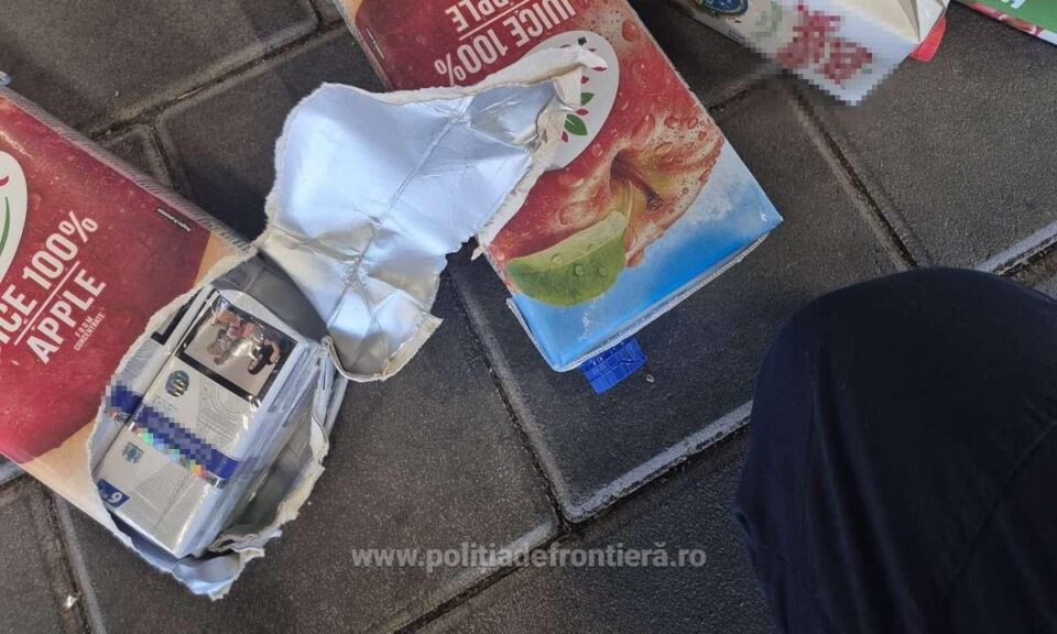Țigări ascunse în cutii de suc, găsite în bagajele unei femei