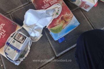Țigări ascunse în cutii de suc, găsite în bagajele unei femei