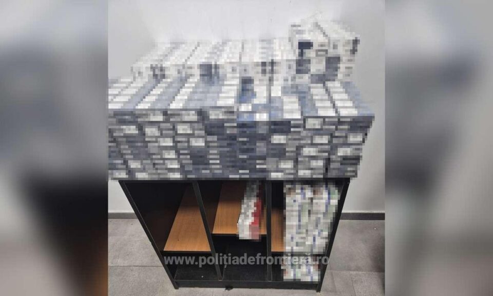 Țigări ascunse în cutii de suc, găsite în bagajele unei femei