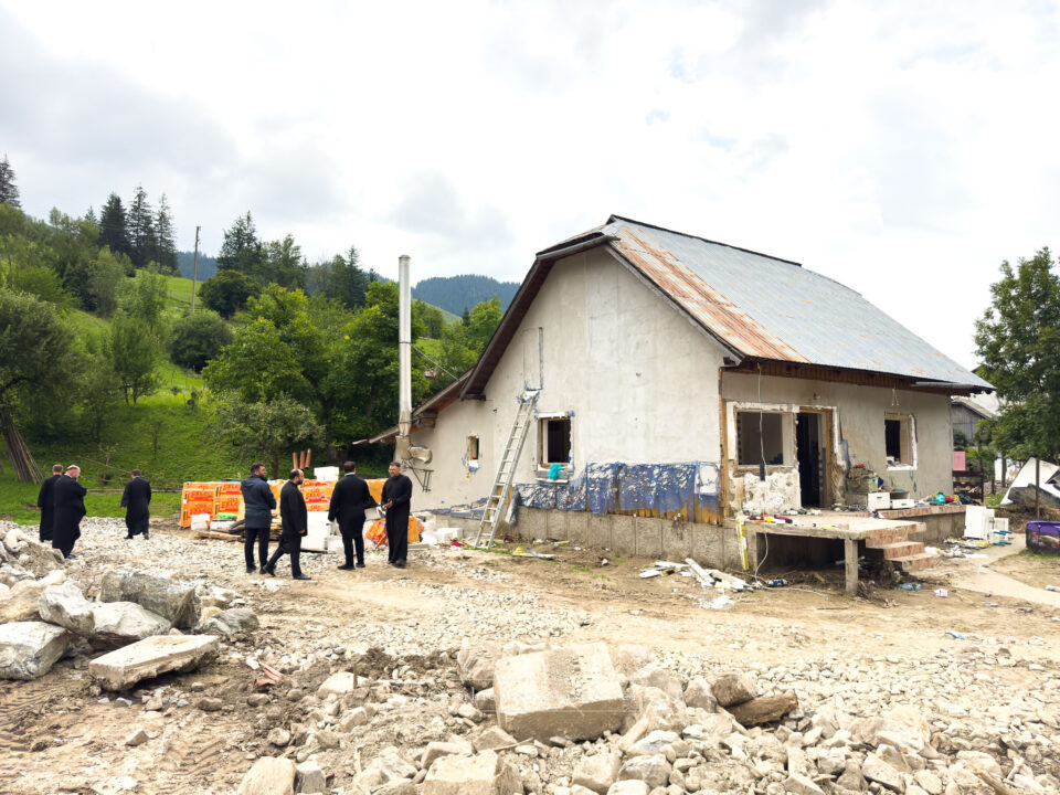 Primele două familii din zona Broșteni care vor avea un „acasă” după inundații, cu sprijinul Arhiepiscopiei Sucevei și Rădăuților