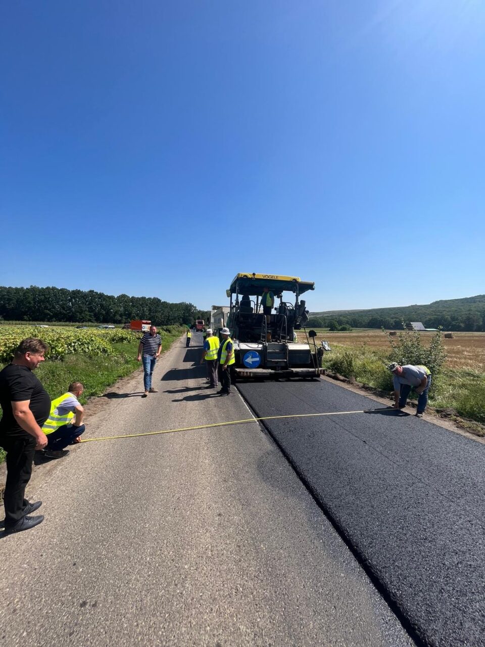 CJ Suceava a început lucrările pentru turnarea unui nou covor asfaltic pe aproximativ 1,5 kilometri din drumul Adâncata - Hănțești