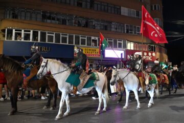 Cea mai mare paradă medievală din România a marcat debutul Festivalului de Artă Medievală „Ștefan cel Mare” Suceava