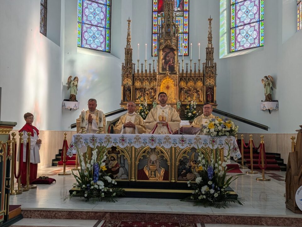 100 de preoţi din ţară şi din străinătate, 100 de voluntari și mii de pelerini, la Sanctuarul Maicii Domnului de la Cacica