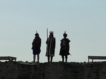 Peste 500 de domni și domnițe, alături de autorități, au salutat miile de spectatori prezenți la deschiderea Festivalului Medieval de la Suceava