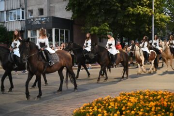 Cea mai mare paradă medievală din România a marcat debutul Festivalului de Artă Medievală „Ștefan cel Mare” Suceava