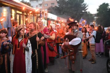 Cea mai mare paradă medievală din România a marcat debutul Festivalului de Artă Medievală „Ștefan cel Mare” Suceava