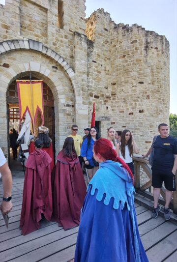 Peste 500 de domni și domnițe, alături de autorități, au salutat miile de spectatori prezenți la deschiderea Festivalului Medieval de la Suceava
