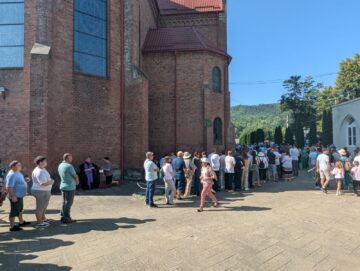 100 de preoţi din ţară şi din străinătate, 100 de voluntari și mii de pelerini, la Sanctuarul Maicii Domnului de la Cacica