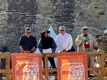 Peste 500 de domni și domnițe, alături de autorități, au salutat miile de spectatori prezenți la deschiderea Festivalului Medieval de la Suceava