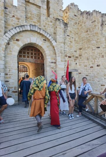 Peste 500 de domni și domnițe, alături de autorități, au salutat miile de spectatori prezenți la deschiderea Festivalului Medieval de la Suceava