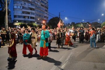 Cea mai mare paradă medievală din România a marcat debutul Festivalului de Artă Medievală „Ștefan cel Mare” Suceava
