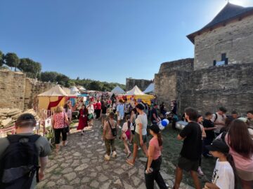 Peste 500 de domni și domnițe, alături de autorități, au salutat miile de spectatori prezenți la deschiderea Festivalului Medieval de la Suceava