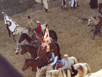 Peste 500 de domni și domnițe, alături de autorități, au salutat miile de spectatori prezenți la deschiderea Festivalului Medieval de la Suceava