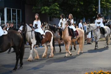 Cea mai mare paradă medievală din România a marcat debutul Festivalului de Artă Medievală „Ștefan cel Mare” Suceava