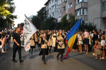 Cea mai mare paradă medievală din România a marcat debutul Festivalului de Artă Medievală „Ștefan cel Mare” Suceava