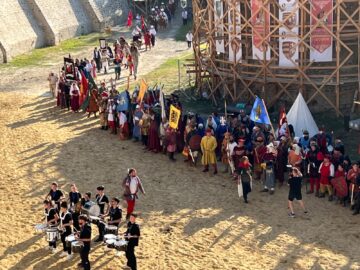 Peste 500 de domni și domnițe, alături de autorități, au salutat miile de spectatori prezenți la deschiderea Festivalului Medieval de la Suceava