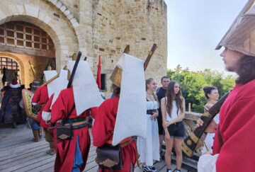 Peste 500 de domni și domnițe, alături de autorități, au salutat miile de spectatori prezenți la deschiderea Festivalului Medieval de la Suceava