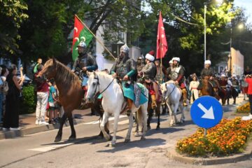 Cea mai mare paradă medievală din România a marcat debutul Festivalului de Artă Medievală „Ștefan cel Mare” Suceava