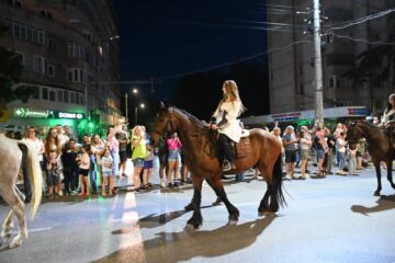 Cea mai mare paradă medievală din România a marcat debutul Festivalului de Artă Medievală „Ștefan cel Mare” Suceava