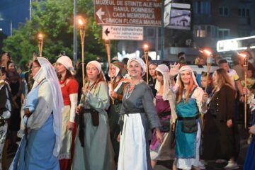 Cea mai mare paradă medievală din România a marcat debutul Festivalului de Artă Medievală „Ștefan cel Mare” Suceava