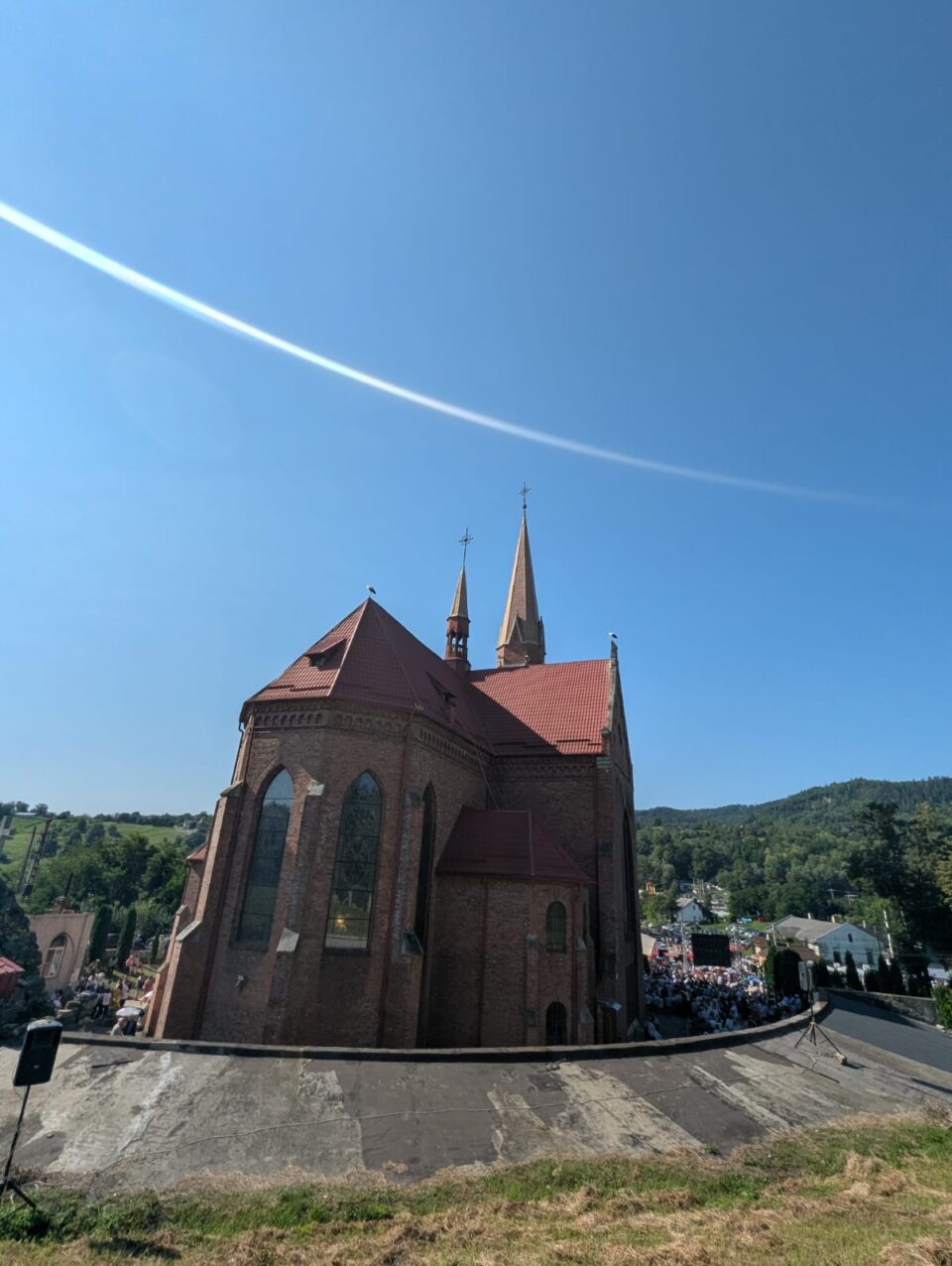 100 de preoţi din ţară şi din străinătate, 100 de voluntari și mii de pelerini, la Sanctuarul Maicii Domnului de la Cacica