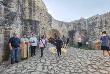 Peste 500 de domni și domnițe, alături de autorități, au salutat miile de spectatori prezenți la deschiderea Festivalului Medieval de la Suceava