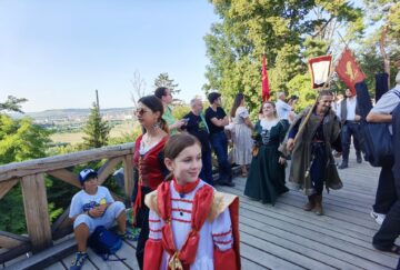 Peste 500 de domni și domnițe, alături de autorități, au salutat miile de spectatori prezenți la deschiderea Festivalului Medieval de la Suceava