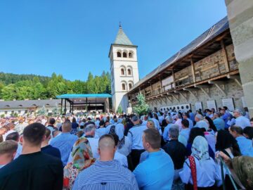 Mănăstirea Putna, în zi de hram – un loc de întâlnire a tradiției, a speranței, a iubirii față de aproape