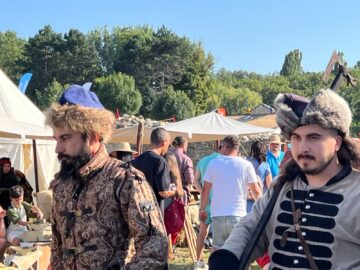 Peste 500 de domni și domnițe, alături de autorități, au salutat miile de spectatori prezenți la deschiderea Festivalului Medieval de la Suceava