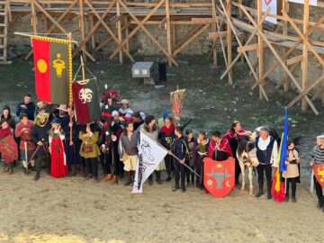 Peste 500 de domni și domnițe, alături de autorități, au salutat miile de spectatori prezenți la deschiderea Festivalului Medieval de la Suceava